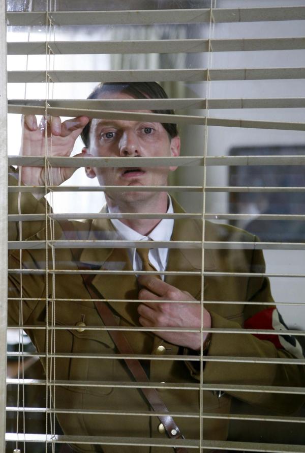Bild 1 von 11: Geswitcht: Hitler (Michael Kessler) übernimmt Strombergs Büro ...