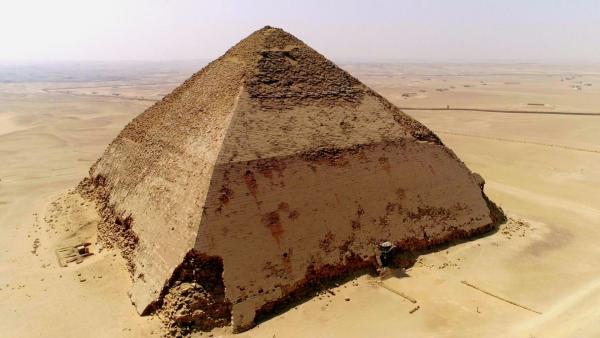 Bild 1 von 3: Die Knickpyramide in Dahschur ist die erste echte Pyramide der Menschheitsgeschichte.