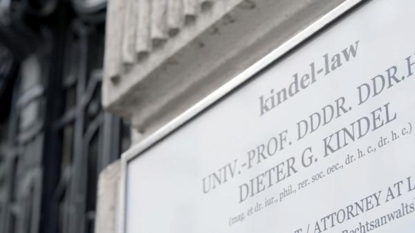 Bild 1 von 4: Manche Menschen haben 8 akademische Titel so auch der Anwalt Dieter Kindel, der fleißig studierte.