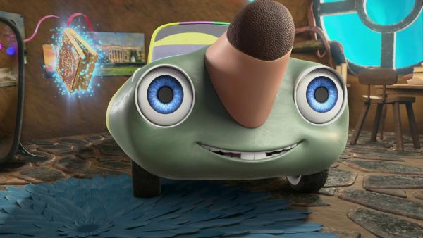 Bild 1 von 3: Auf der Suche nach einem passenden Outfit für Maulwurf Moley beim Maulmobilrennen kommt das magische Buch Mauli auf verrückte Ideen.