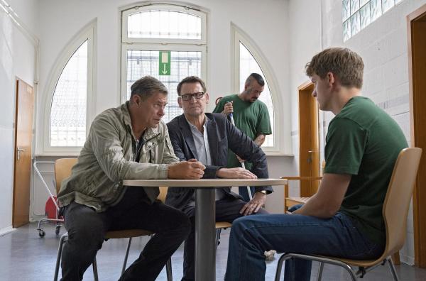 Bild 1 von 6: (v.l.n.r.) Finn Kiesewetter (Sven Martinek); Lars Englen (Ingo Naujoks); Jan Gremberg (Oskar Bökelmann)