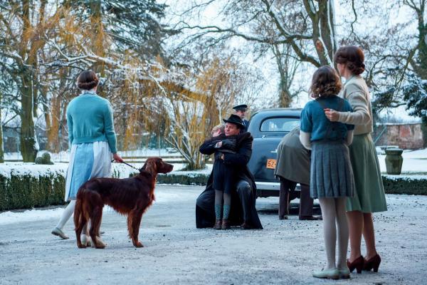 Bild 1 von 21: Im Bild (v.li.): Anton Frcek (Harlad), Tobias Santelmann (Prinz Olav von Norwegen), Amathea Eik (Astrid), Sofia Helin (Kronprinzessin Märtha).