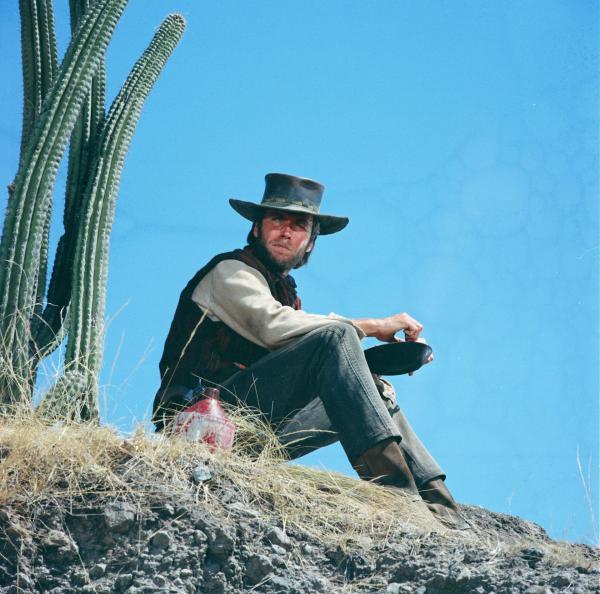 Bild 1 von 11: Der wortkarge amerikanische Söldner Hogan (Clint Eastwood) ist auf dem Weg nach Mexiko, um den Goldschatz der Franzosen an sich zu reißen. Seine Reise nimmt jedoch eine überraschende Wendung ...
