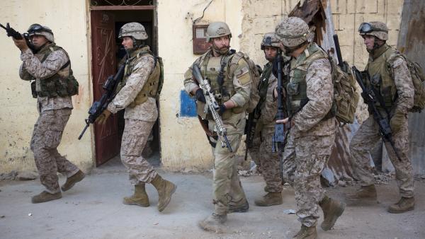 Bild 1 von 7: US Navy Seal Chris Kyle (Bradley Cooper, 3.v.l.) wird mit nur einer Aufgabe nach Irak gesendet: seine Kameraden zu beschützen. Mit seiner unfehlbaren Genauigkeit rettet er unzählige Leben auf dem Schlachtfeld.