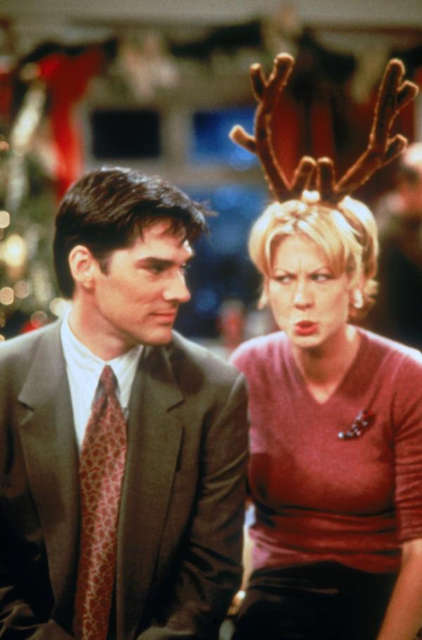 Bild 1 von 2: Gregs Cousine Jennifer verbringt die Weihnachtsferien bei Dharma und Greg. Doch der rebellische Teenager lässt schon die erste Nacht im Chaos enden. Dharma und Greg erwischen Jennifer, wie sie mit einem Jungen in ihrem Wohnzimmer knutscht...