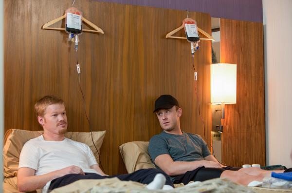 Bild 1 von 9: Bluttransfusion: Lance Armstrong (Ben Foster, re.) und Floyd Landis (Jesse Plemons, li.) bei ihrer speziellen Vorbereitung auf die Tour de France.