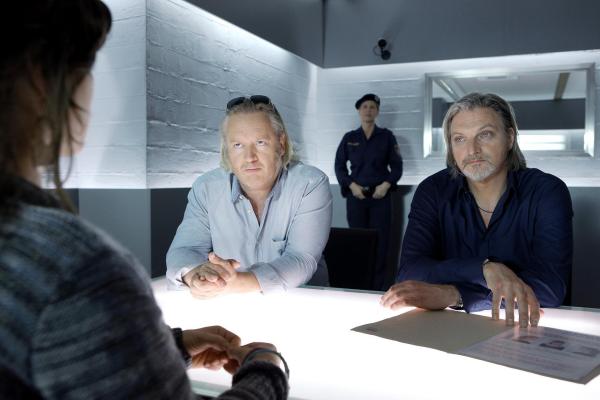 Bild 1 von 18: Im Bild (v.li.): Gregor Seberg (Helmuth Nowak), Stefan Jürgens (Carl Ribarski).