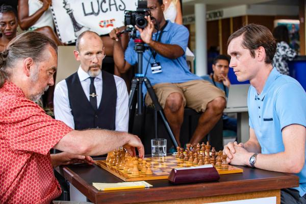 Bild 1 von 1: Im Bild (v.li.): David Sibley (Julius Rotfeld), Simon Paisley Day (Grigory Markoff), Anders Hayward (Lucas Magnussen).