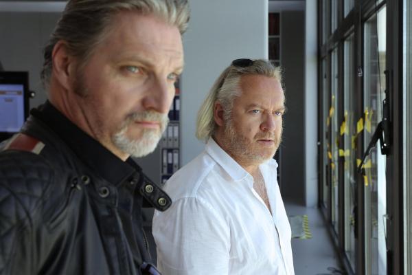 Bild 1 von 27: Im Bild (v.li.): Stefan Jürgens (Carl Ribarski), Gregor Seberg (Helmuth Nowak).