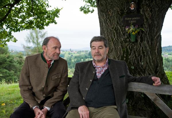 Bild 1 von 15: Johann (Erwin Steinhauer, rechts) spricht sich mit seinem alten Freund (Michael Mendl) aus.
