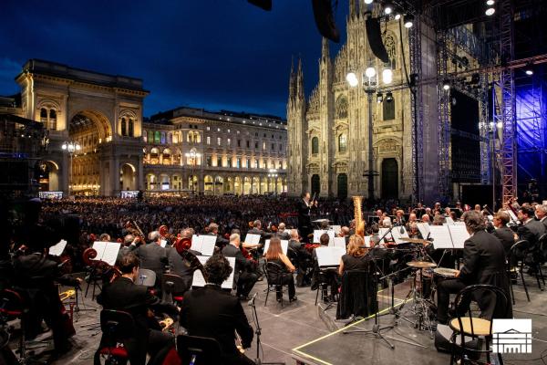 Bild 1 von 5: Das Concerto per Milano vor der Kulisse des Mailänder Domes ist jeden Sommer ein musikalischer Höhepunkt in der lombardischen Hauptstadt.