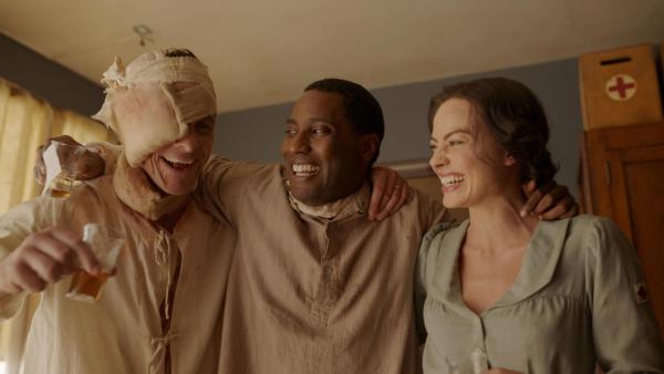 Bild 1 von 4: (v.l.n.r.) Burt Berendsen (Christian Bale); Harold Woodman (John David Washington); Valerie Voze (Margot Robbie)