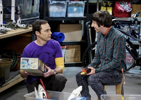 Bild 1 von 17: Fahren gemeinsam in die Wüste, um eine selbstgebaute Modellrakete zu starten: Sheldon (Jim Parsons, l.) und Howard (Simon Helberg, r.) ...