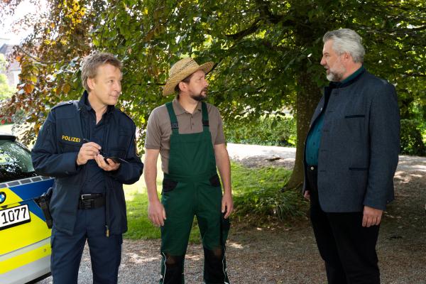 Bild 1 von 5: Der Gärtner Max Treidl (Stefan Voglhuber, M.) informiert Polizeihauptmeister Mohr (Max Müller, l.) und Kommissar Stadler (Dieter Fischer, r.), wo er das Opfer aufgefunden hat.