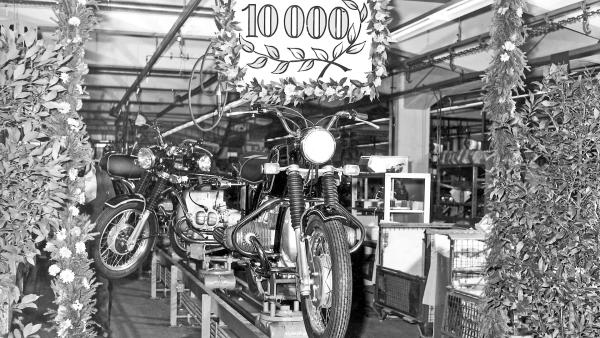 Bild 1 von 3: Schon 1970 feierte das Werk ein Produktionsjubiläum: Das zehntausendste Motorrad der 5er-Baureihe lief in diesem Jahr vom Band.