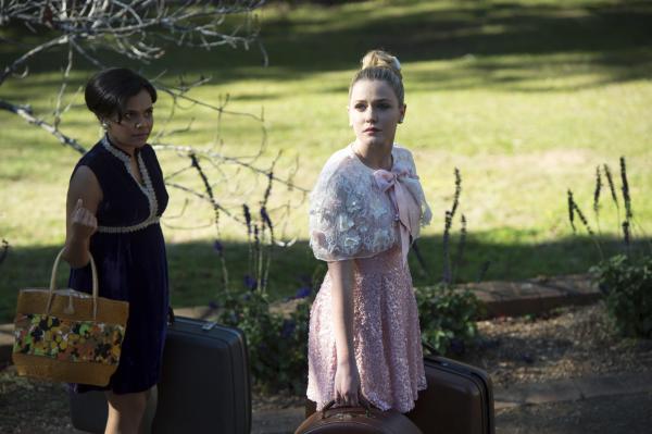 Bild 1 von 9: Martha (Miranda Tapsell, l.); Patricia (Harriet Dyer, r.)