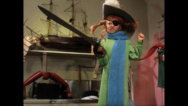 Bild 1 von 3: Beim Kramen nach den Winterpullovern findet Pippi (Inger Nilsson) auch einige Seeräuberutensilien, die sie gleich anprobieren muss.