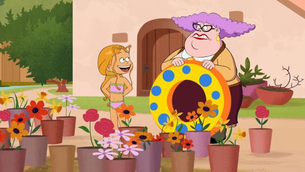 Bild 1 von 4: Frau Plückhahn erzählt Marine, dass sie vor kurzem ein Einhorn im Garten gesehen hat.