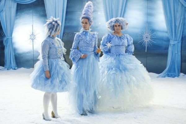 Bild 1 von 4: Rosabella (Anna Fischer), Rosalie (Ramona Krönke) und Rosalba (Annette Strasser) beraten über die weihnachtlichen Prüfungen für Sascha und Ruprecht.