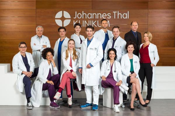 Bild 1 von 8: (vorne v.l.n.r.) Elias Bähr (Stefan Ruppe); Vivienne Kling (Jane Chirwa); Julia Berger (Mirka Pigulla); Dr. Niklas Ahrend (Roy Peter Link); Dr. Leila Sherbaz (Sanam Afrashteh); Prof. Dr. Karin Patzelt (Marijam Agischewa); Dr. Franziska Ruhland (Gunda Ebert); (hinten v.l.n.r.) Dr. Harald Loosen (Robert Giggenbach); Ben Ahlbeck (Philipp Danne); Dr. Theresa Koshka (Katharina Nesytowa); Dr. Matteo Moreau (Mike Adler); Dr. Marc Lindner (Christian Beermann); Klinikleiter Wolfgang Berger (Horst Günter Marx)