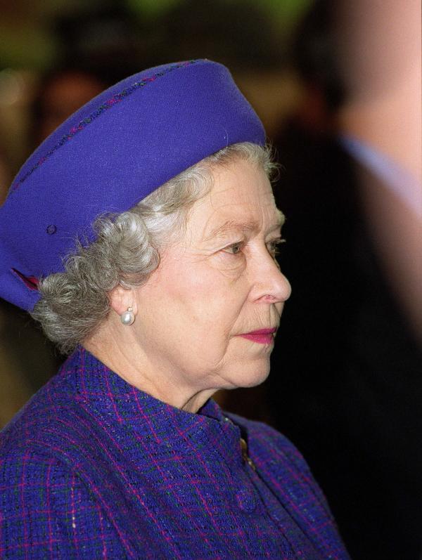Bild 1 von 3: Die Queen ist bestürzt über Prinzessin Dianas Tod.