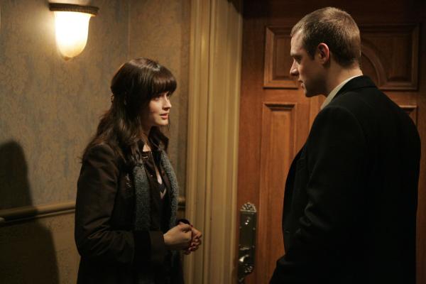 Bild 1 von 18: Rory (Alexis Bledel, l.) traut sich nicht Christopher (David Sutcliffe, r.) zu beichten, dass sie mit Logan zusammenlebt ...