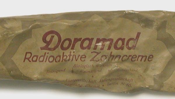 Bild 1 von 9: Radioaktive Zahncreme gab es wirklich; die Tube liegt im Museum.