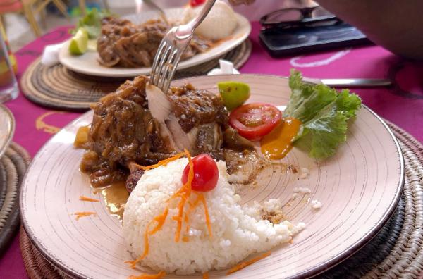 Bild 1 von 2: Einem leckeren Chicken Yassa kann kaum jemand widerstehen. Für das senegalesische Gericht braucht man Hähnchen, Zitronen und Zwiebeln.