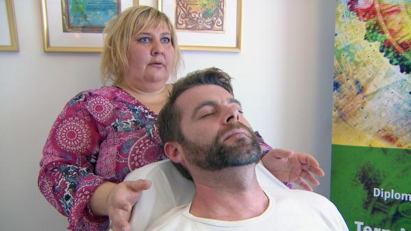 Bild 1 von 8: Energetikerin Petra S. aus Ried im Innkreis (OÖ) will Energie-Blockaden lösen.