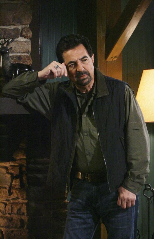 Bild 1 von 3: In der kleinen Stadt Franklin, Alaska, werden im Abstand von zwei Tagen drei Menschen auf unterschiedliche Weise getötet. Auch wenn nichts auf eine Präferenz schließen lässt, vermuten Rossi (Joe Mantegna) und seine Kollegen, es mit einem Serienmörder zu tun zu haben ...