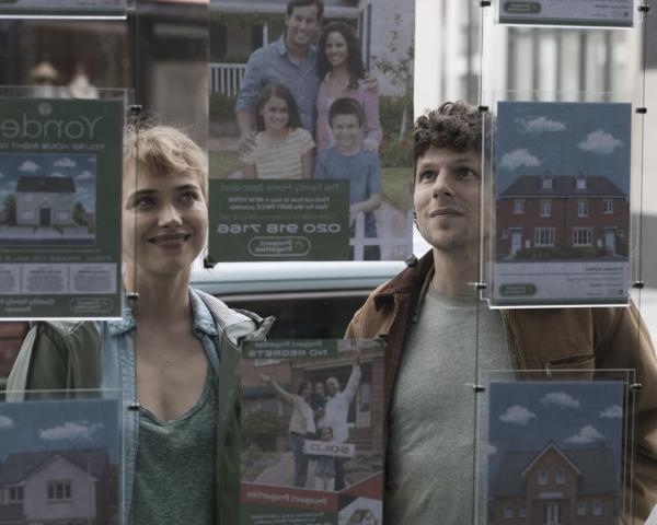 Bild 1 von 3: Gemma (Imogen Poots, l.); Tom (Jesse Eisenberg, r.)