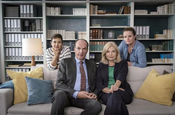 Bild 1 von 8: (v.l.n.r.) Yasmin Meckel (Sophie Dal); Markus Gellert (Herbert Knaup); Isa von Brede (Sabine Postel); Gudrun Wohlers (Katrin Pollitt)
