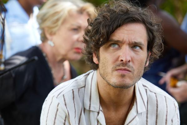 Bild 1 von 4: Als Muse der ermordeten Künstlerin Donna Harman, gilt Max (Alexander Vlahos) als Verdächtiger im Mordfall.