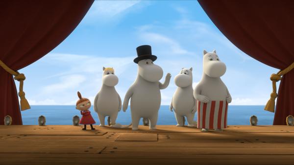 Bild 1 von 3: Vorsichtig betritt die Muminfamilie ihr neues Zuhause.