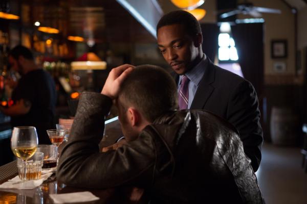 Bild 1 von 16: ER (Chris Evans, l.), ein unter notorischer Bindungsangst leidender Drehbuchautor, bekommt von Bryan (Anthony Mackie, r.) den Auftrag, eine Liebeskomödie zu schreiben. Doch wird ihm das gelingen?