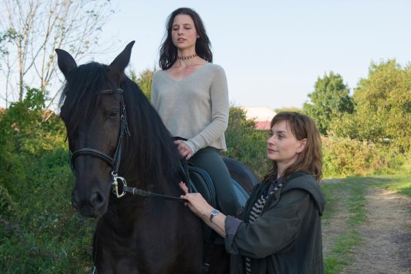Bild 1 von 11: Ann Kathrin (Christiane Paul, r.) will Sylvia (Svenja Jung, l.) besser kennenlernen und begleitet sie deshalb zu ihrem geliebten Pferd auf den Reiterhof.