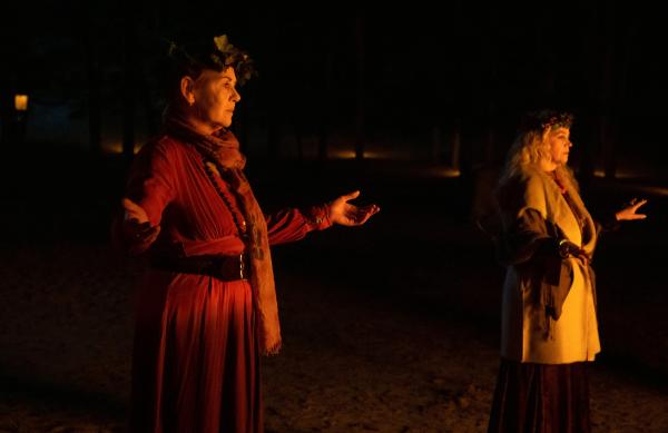 Bild 1 von 7: Der Frauenkreis feiert Samhain. Doris Petersen (Birgit Berthold), Peggy Sasse (Yvonne Johna) (v.l.).