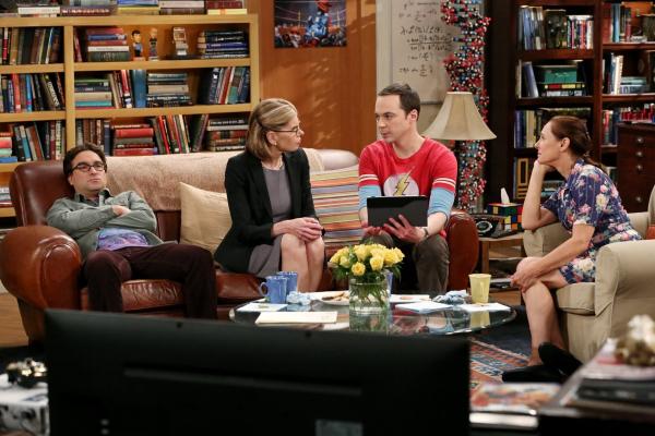 Bild 1 von 31: Leonard (Johnny Galecki, l.) hat genug: Seine Mutter Beverly (Christine Baranski, 2.v.l.) und Sheldons Mutter Mary (Laurie Metcalf, r.) wollen nur über Sheldon (Jim Parsons, 2.v.r.) sprechen ...
