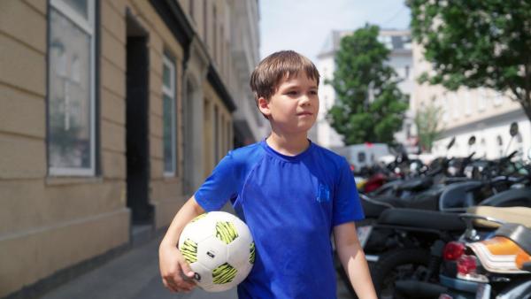 Bild 1 von 12: Im Bild: Levian geht alleine in den Park.