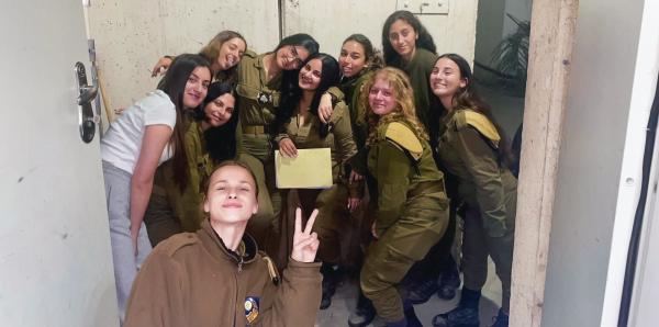 Bild 1 von 2: An vorderster Front stand eine Gruppe junger Soldatinnen, die \