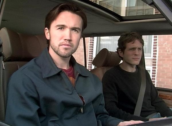 Bild 1 von 22: Charlie, Dennis (Glenn Howerton, r.) und Mac (Rob McElhenney, l.) haben in Philadelphia einen Irish Pub eröffnet, und Dennis' hübsche Schwester Dee arbeitet dort als Barfrau. Doch schon bald gibt's ein großes Problem, denn der Umsatz stimmt nicht ...