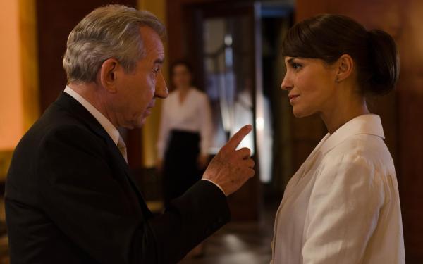 Bild 1 von 7: Emilio López (José Sacristán, l.); Ana Rivera (Paula Echevarría, r.)