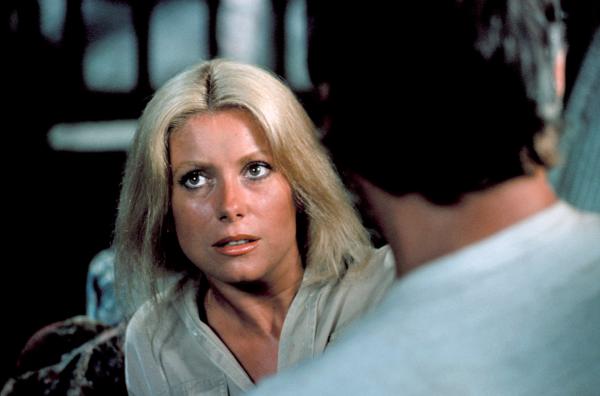 Bild 1 von 5: Um ihrem gewalttätigen Ehemann aus dem Weg zu gehen beschließt Nelly (Catherine Deneuve) zu Martin auf eine einsame Insel zu reisen. Der Aussteiger Martin sieht jedoch nicht ein, sein hart erarbeitetes Paradies mit der aufdringlichen Französin zu teilen, w