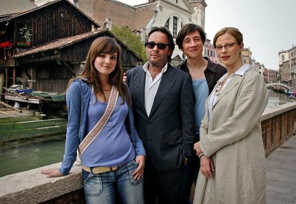 Bild 1 von 1: Am liebsten ist Commissario Brunetti (Uwe Kockisch, 2.v.re.) zusammen mit seiner Frau Paola (Julia Jäger) und seinen beiden Kindern Chiara (Laura-Charlotte Syniawa) und Raffi (Patrick Diemling).