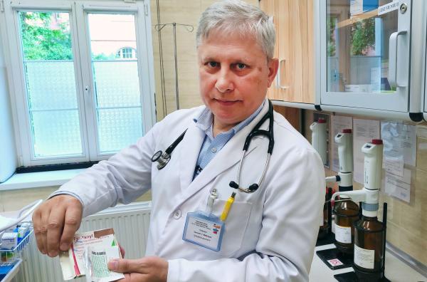 Bild 1 von 3: Zwei Milligramm können tödlich sein: Chefarzt Slawomir zeigt ein Fentanyl-Pflaster.