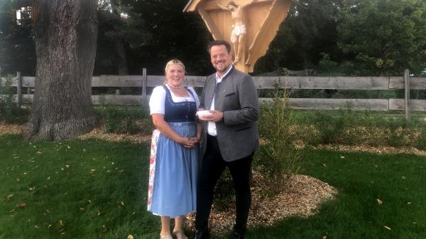 Bild 1 von 7: Auf dem Gschwandtnerhof am Tegernsee hat sich bei Landwirtin Nina Bartl hoher Besuch angekündigt: Der Pfarrer ist gekommen, um das neue Feldkreuz zu weihen.