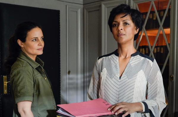 Bild 1 von 3: Tierärztin Dr. Susanne Mertens (Elisabeth Lanz, links) möchte ihre Direktorin Amal Bekele (Dennenesch Zoudé, rechts) von einem risikoreichen Experiment überzeugen, dass die Tiere der Zoo-Savanne vor einem gefährlichen Virus schützen könnte.