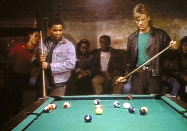 Bild 1 von 12: MacGyver (Richard Dean Anderson, r.) und Ray (Cuba Gooding jr., l.) sind bei einer Billardpartie.