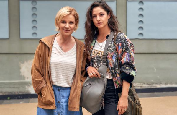 Bild 1 von 5: Klara Sonntag (Mariele Millowitsch, li.) sorgt sich um Eda (Soma Pysall).