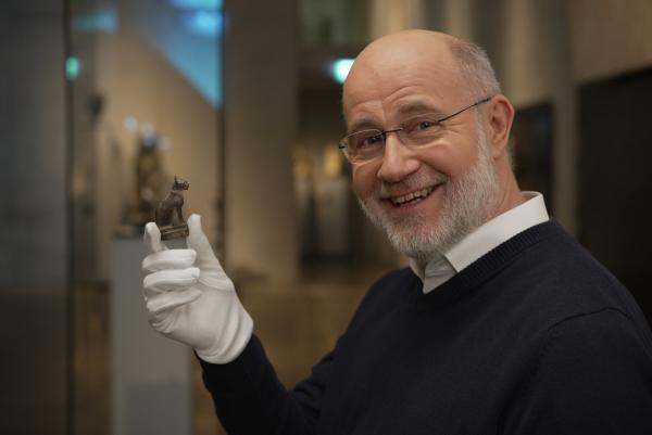 Bild 1 von 6: Die Katze spielte bereits im alten Ägypten eine wichtige Rolle für den Menschen. Die kleine geschnitzte Katze zeigt, wie sehr beliebt die Tiere schon damals waren. Und es gibt noch weitere Relikte: Katzen-Mumien.